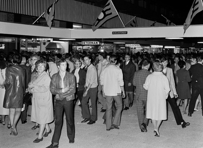 126849 Afbeelding van het publiek tijdens de instuif ter gelegenheid van de officiële opening van het Winkelcentrum ...